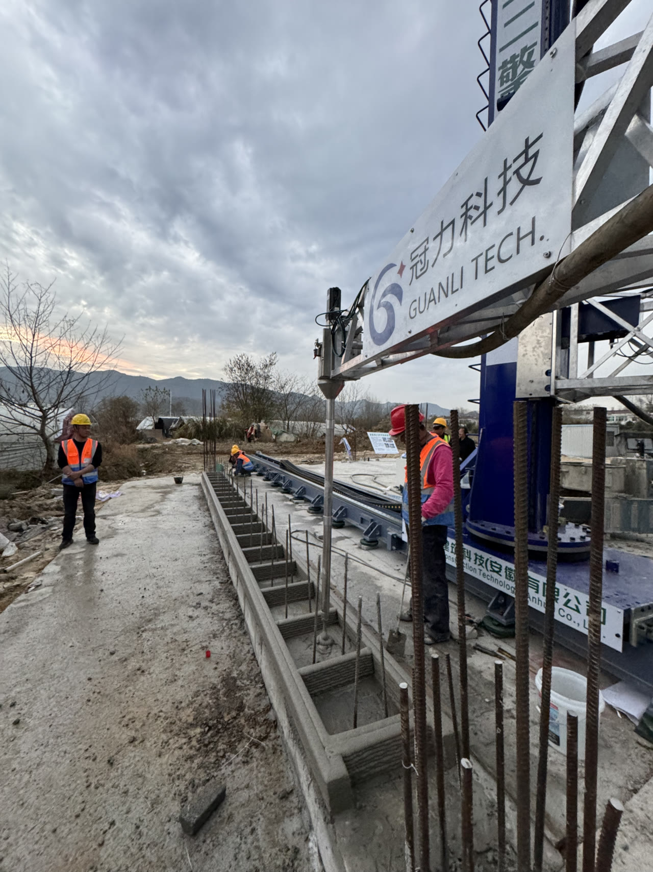 Guanli's single-cantilever robot printing the building's walls directly on site.